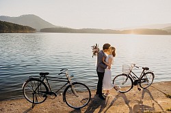 Découvrez le rituel d'amour avec photo et miel, guidé par le voyant Dovi. Attirez l'amour sincère, renforcez vos liens affectifs et apaiserez les tensions grâce à cette pratique spirituelle.