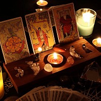 Découvrez le sortilège d’amour puissant avec le nom et prénom, un rituel spirituel efficace réalisé par le voyant Dovi pour attirer, renforcer ou retrouver l’amour véritable.